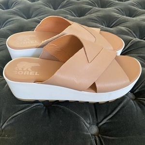 Tan w/white Sorel’s mid wedge, barely worn